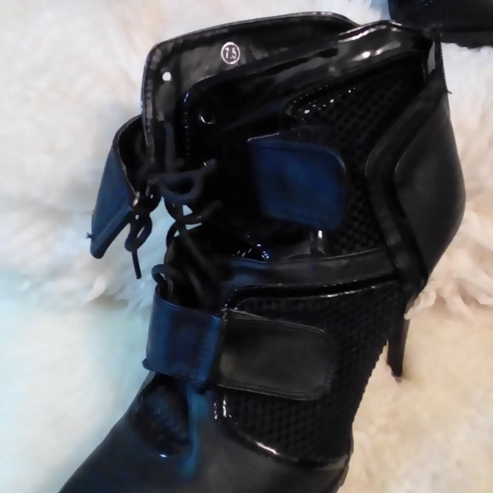 Shoe - Picture 2 of 4